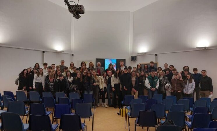 Dialogo con gli studenti su democrazia e costituzione: gli ex parlamentari al Liceo di Grottaferrata